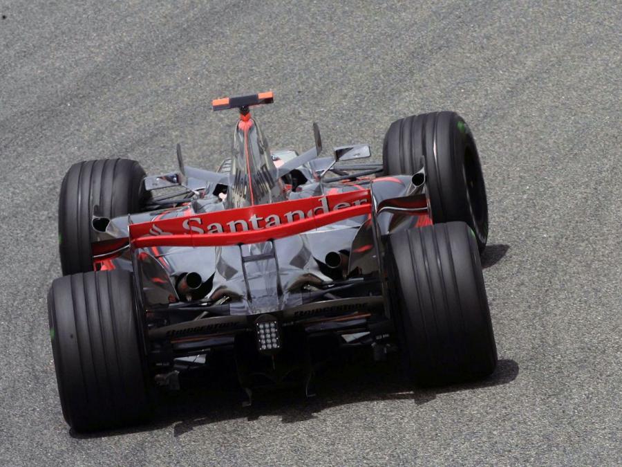  McLaren Mercedes-Benz MP4-22 2007 года  (фото 12 из 16)